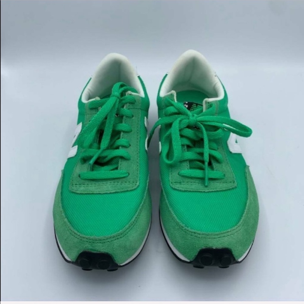 EUC New Balance Womens Classic Sneakers 6